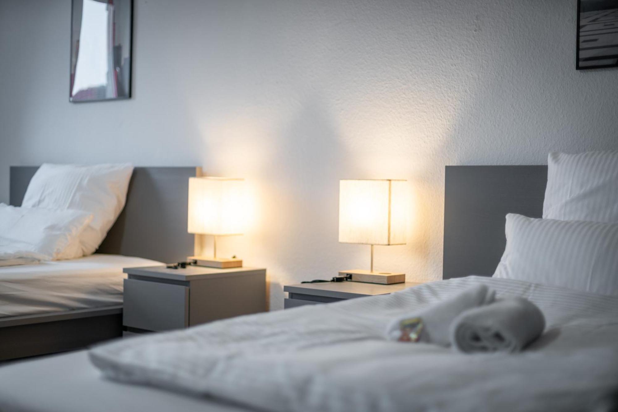 Einfach Aber Sehr Komfortabel - Wohnung Fuer 6 Personen - 2Xwc - Grupen, Messe, Monteure, Studenten - Voll Ausgestattet - 6 Betten 140X200Cm Hochwertig, 3 Smart-Tv 55 Zoll Netflix, 1000 Mbit Wlan, Voll Ausgestattete Kueche 뒤스부르크 외부 사진